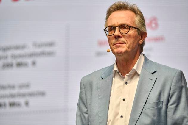 80 Sekunden: Neues Bauen - Jörn Beckmann, Vorstand Züblin EUR, Europa, Deutschland, Berlin, 12.05.2023: Keynote Dipl.-Ing. Jörn Beckmann, Vorstand Züblin. Unter dem Motto: Alle 80 Sekunden müsste eine Wohnung gebaut werden, um das Ziel 400.000 neue Wohnungen im Jahr zu erreichen. Das Baustellengespräch 80 Sekunden - Neues Bauen vermittelt Kontakte zwischen Politik, Wirtschaft, Investoren sowie der Wissenschaft.