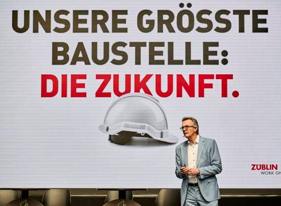 News Bilder des Tages 80 Sekunden: Neues Bauen - Jörn Beckmann, Vorstand Züblin EUR, Europa, Deutschland, Berlin, 12.05.2023: Keynote Dipl.-Ing. Jörn Beckmann, Vorstand Züblin. Unter dem Motto: Alle 80 Sekunden müsste eine Wohnung gebaut werden, um das Ziel 400.000 neue Wohnungen im Jahr zu erreichen. Das Baustellengespräch 80 Sekunden - Neues Bauen vermittelt Kontakte zwischen Politik, Wirtschaft, Investoren sowie der Wissenschaft.