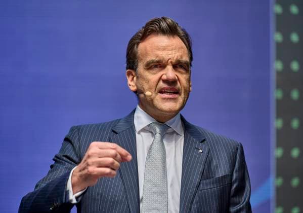 Christoph Gröner, CEO Gröner Group EUR, Europa, Deutschland, Berlin, 12.05.2023: Keynote Christoph Gröner, CEO Gröner Group. Unter dem Motto: Alle 80 Sekunden müsste eine Wohnung gebaut werden, um das Ziel 400.000 neue Wohnungen im Jahr zu erreichen. Das Baustellengespräch 80 Sekunden - Neues Bauen vermittelt Kontakte zwischen Politik, Wirtschaft, Investoren sowie der Wissenschaft.