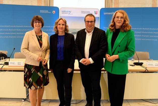 News Themen der Woche KW19 News Bilder des Tages Deutschland, Koenigswinter, 12.05.2023 100. Umweltministerkonferenz Foto: v.l.n.r.: Priska Hinz, Hessen, Steffi Lemke, Bundesumweltministerin, Oliver Krischer, Nordrhein-Westfalen und Petra Berg, Saarland, 100. Umweltministerkonferenz *** Germany, Koenigswinter, 12 05 2023 100 Environment Ministers Conference Photo l to r Priska Hinz, Hesse, Steffi Lemke, Federal Environment Minister, Oliver Krischer, North Rhine Westphalia and Petra Berg, Saarland, 100 Environment Ministers Conference.