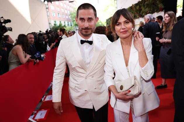 Deutscher Filmpreis 2023 Clemens Schick und Begleitung auf dem Roten Teppich bei der Verleihung der Lola - Deutscher Filmpreis 2023 im Theater am Potsdamer Platz in Berlin 12.05.2023 Copyright: xEventpressx
