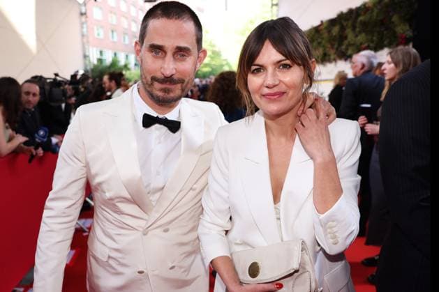Deutscher Filmpreis 2023 Clemens Schick und Begleitung auf dem Roten Teppich bei der Verleihung der Lola - Deutscher Filmpreis 2023 im Theater am Potsdamer Platz in Berlin 12.05.2023 Copyright: xEventpressx