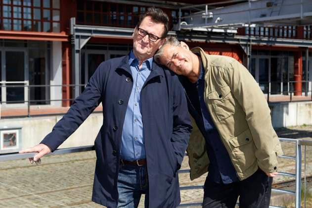 Fotoshootings der letzten Wochen Entertainment Themen der Woche KW19 Entertainment Bilder des Tages Ingo Naujoks und Sven Martinek beim Photocall zum Drehstart des ARD-Fernsehfilms Morden im Norden - Am Abgrund am Newport Marina. Lübeck, 12.05.2023 *** Ingo Naujoks and Sven Martinek at the photocall for the start of shooting of the ARD television film Morden im Norden Am Abgrund at Newport Marina Lübeck, 12 05 2023 Foto:xC.xTamckex xFuturexImage