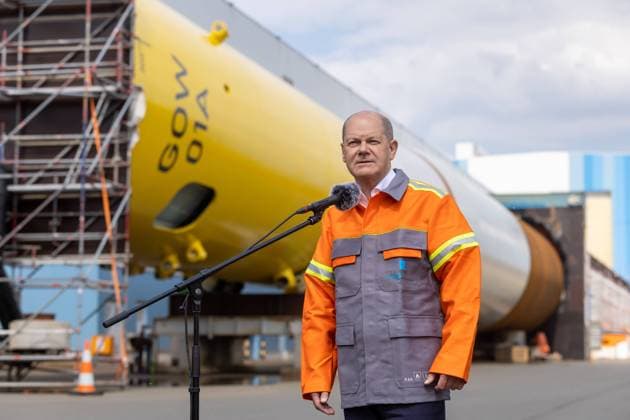 News Themen der Woche KW19 News Bilder des Tages Nordenham, Niedersachsen, DEU, 12.05.2023, Bundeskanzler Olaf Scholz steht vor einem Monopile, einem Fundament für Offshore-Windräder auf dem Werksgelände der Steelwind GmbH Nordenham (Niedersachsen, Landkreis Wesermarsch). Bundeskanzler Olaf Scholz besucht Steelwind in Nordenham *** Nordenham, Lower Saxony, DEU, 12 05 2023, German Chancellor Olaf Scholz stands in front of a monopile, a foundation for offshore wind turbines on the factory premises of Steelwind GmbH Nordenham Lower Saxony, Wesermarsch district German Chancellor Olaf Scholz visits Steelwind in Nordenham www.andreas-burmann.de