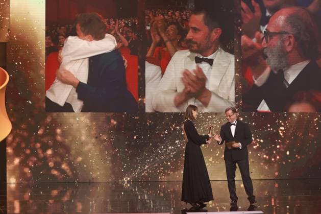 Deutscher Filmpreis 2023 J.J. Liefers Laudator BESTE MÄNNLICHE NEBENROLLE Gewinner Albrecht Schuch bei der Verleihung der Lola - Deutscher Filmpreis 2023 im Theater am Potsdamer Platz in Berlin 12.05.2023 Copyright: xEventpressx