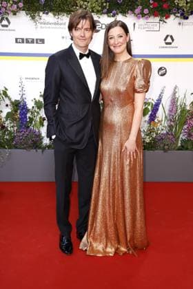 Alexandra Maria Lara und ihr Ehmann Sam Riley bei der Ankunft zur Verleihung Deutscher Filmpreis am 12.05.2023 in Berlin Deutscher Filmpreis 2023 in Berlin - Ankunft Roter Teppich