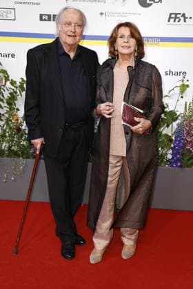 Michael Verhoeven und Senta Berger bei der Ankunft zur Verleihung Deutscher Filmpreis am 12.05.2023 in Berlin Deutscher Filmpreis 2023 in Berlin - Ankunft Roter Teppich
