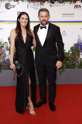 Doris Golpashin und Klaas Heufer-Umlauf bei der Ankunft zur Verleihung Deutscher Filmpreis am 12.05.2023 in Berlin Deutscher Filmpreis 2023 in Berlin - Ankunft Roter Teppich