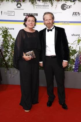 Sunny Scheucher und Fabian Busch bei der Ankunft zur Verleihung Deutscher Filmpreis am 12.05.2023 in Berlin Deutscher Filmpreis 2023 in Berlin - Ankunft Roter Teppich