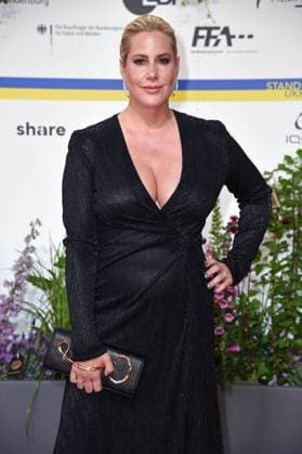 Anika Decker bei der Ankunft auf dem Roten Teppich zum DEUTSCHER FILMPREIS 2023 im Theater am Potsdamer Platz in Berlin am 12.05.2023