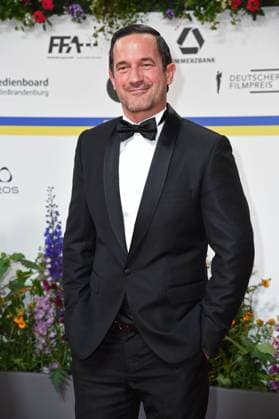 Sönke Möhring bei der Ankunft auf dem Roten Teppich zum DEUTSCHER FILMPREIS 2023 im Theater am Potsdamer Platz in Berlin am 12.05.2023