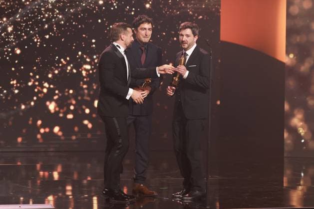 Deutscher Filmpreis 2023 Laudatio Klaas Heufer-Umlauf BESTES DREHBUCH Gewinner Johannes Duncker, Ilker Catak bei der Verleihung der Lola - Deutscher Filmpreis 2023 im Theater am Potsdamer Platz in Berlin 12.05.2023 Copyright: xEventpressx