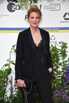 Rike Schmid bei der Ankunft auf dem Roten Teppich zum DEUTSCHER FILMPREIS 2023 im Theater am Potsdamer Platz in Berlin am 12.05.2023