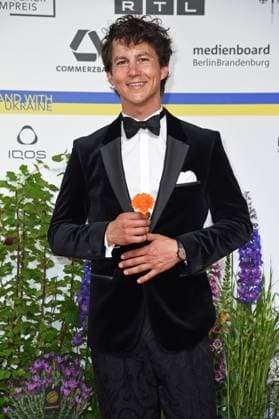 Tim Oliver Schultz bei der Ankunft auf dem Roten Teppich zum DEUTSCHER FILMPREIS 2023 im Theater am Potsdamer Platz in Berlin am 12.05.2023