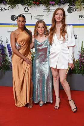 Taneshia Abt, Paula Kalenberg, Pheline Roggan bei der Ankunft auf dem Roten Teppich zum DEUTSCHER FILMPREIS 2023 im Theater am Potsdamer Platz in Berlin am 12.05.2023