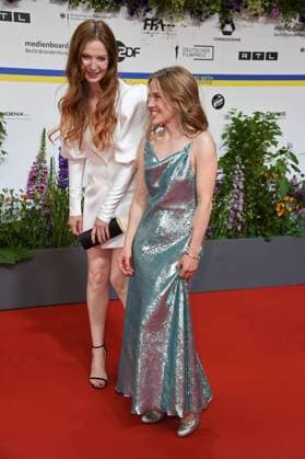 Paula Kalenberg, Pheline Roggan bei der Ankunft auf dem Roten Teppich zum DEUTSCHER FILMPREIS 2023 im Theater am Potsdamer Platz in Berlin am 12.05.2023