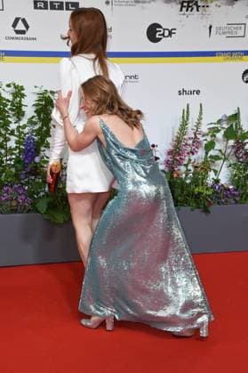 Paula Kalenberg, Pheline Roggan bei der Ankunft auf dem Roten Teppich zum DEUTSCHER FILMPREIS 2023 im Theater am Potsdamer Platz in Berlin am 12.05.2023