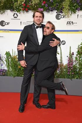 Pierre Kiwitt, Thomas Arnold bei der Ankunft auf dem Roten Teppich zum DEUTSCHER FILMPREIS 2023 im Theater am Potsdamer Platz in Berlin am 12.05.2023