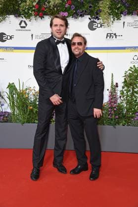 Pierre Kiwitt, Thomas Arnold bei der Ankunft auf dem Roten Teppich zum DEUTSCHER FILMPREIS 2023 im Theater am Potsdamer Platz in Berlin am 12.05.2023