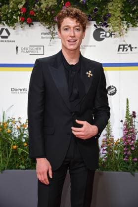 Daniel Donskoy bei der Ankunft auf dem Roten Teppich zum DEUTSCHER FILMPREIS 2023 im Theater am Potsdamer Platz in Berlin am 12.05.2023