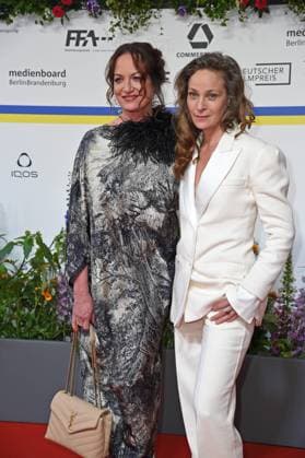 Natalia Wörner, Jeanette Hain bei der Ankunft auf dem Roten Teppich zum DEUTSCHER FILMPREIS 2023 im Theater am Potsdamer Platz in Berlin am 12.05.2023
