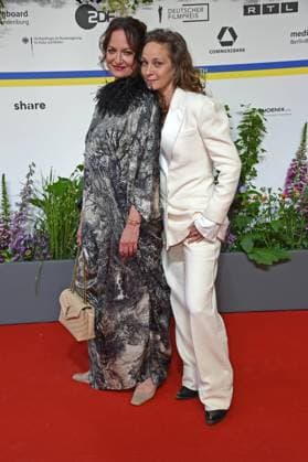 Natalia Wörner, Jeanette Hain bei der Ankunft auf dem Roten Teppich zum DEUTSCHER FILMPREIS 2023 im Theater am Potsdamer Platz in Berlin am 12.05.2023
