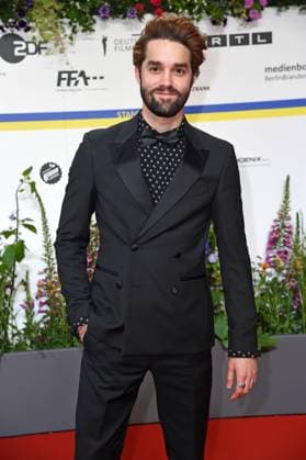 Max Befort bei der Ankunft auf dem Roten Teppich zum DEUTSCHER FILMPREIS 2023 im Theater am Potsdamer Platz in Berlin am 12.05.2023