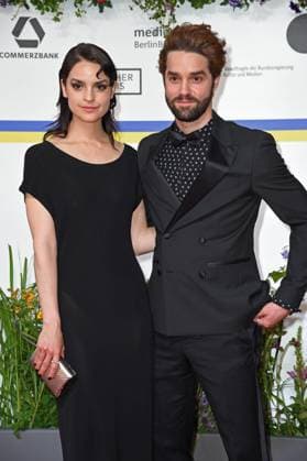 Luise Befort mit Bruder Maximilian Befort bei der Ankunft auf dem Roten Teppich zum DEUTSCHER FILMPREIS 2023 im Theater am Potsdamer Platz in Berlin am 12.05.2023