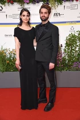 Luise Befort mit Bruder Maximilian Befort bei der Ankunft auf dem Roten Teppich zum DEUTSCHER FILMPREIS 2023 im Theater am Potsdamer Platz in Berlin am 12.05.2023