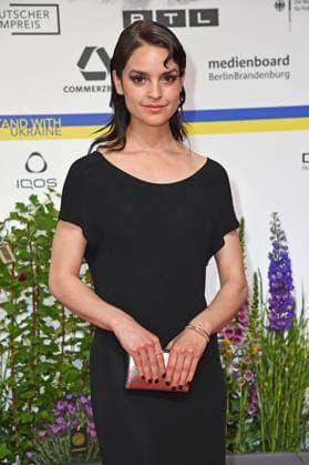 Luise Befort bei der Ankunft auf dem Roten Teppich zum DEUTSCHER FILMPREIS 2023 im Theater am Potsdamer Platz in Berlin am 12.05.2023