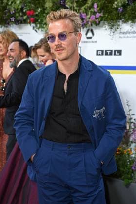 Albrecht Schuch bei der Ankunft auf dem Roten Teppich zum DEUTSCHER FILMPREIS 2023 im Theater am Potsdamer Platz in Berlin am 12.05.2023