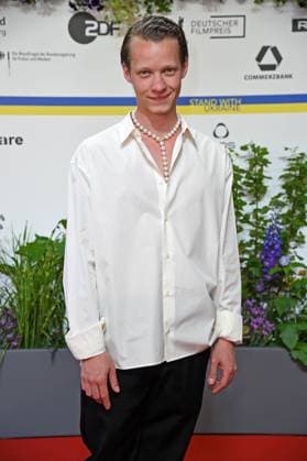 Felix Kammerer bei der Ankunft auf dem Roten Teppich zum DEUTSCHER FILMPREIS 2023 im Theater am Potsdamer Platz in Berlin am 12.05.2023