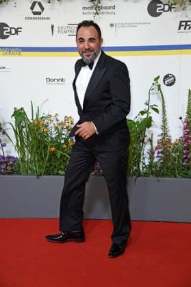 Adnan Maral bei der Ankunft auf dem Roten Teppich zum DEUTSCHER FILMPREIS 2023 im Theater am Potsdamer Platz in Berlin am 12.05.2023
