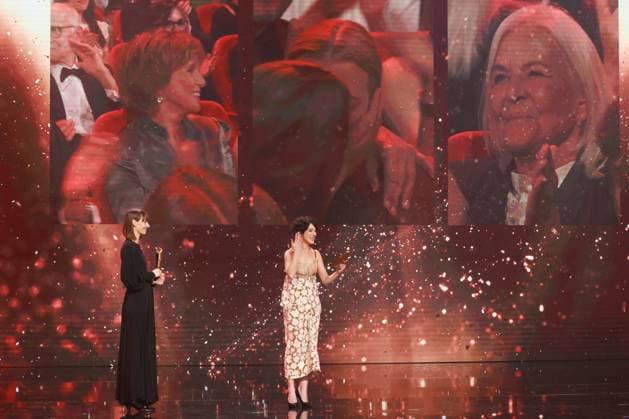 Deutscher Filmpreis 2023 Zar Amir Ebrahimi Laudatorin BESTE WEIBLICHE NEBENROLLE Gewinnerin Jördis Triebel bei der Verleihung der Lola - Deutscher Filmpreis 2023 im Theater am Potsdamer Platz in Berlin 12.05.2023 Copyright: xEventpressx