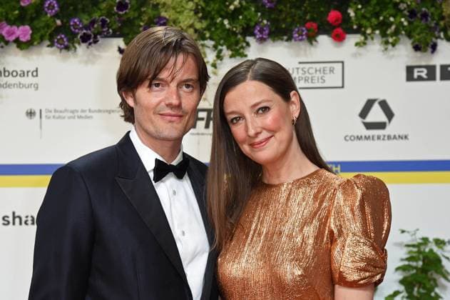 Alexandra Maria Lara mit Ehemann Sam Riley bei der Ankunft auf dem Roten Teppich zum DEUTSCHER FILMPREIS 2023 im Theater am Potsdamer Platz in Berlin am 12.05.2023