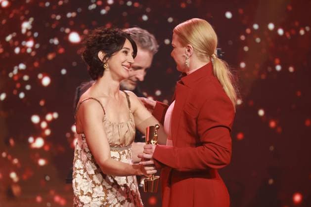 Deutscher Filmpreis 2023 Zar Amir Ebrahimi Laudatorin BESTE WEIBLICHE NEBENROLLE Gewinnerin Jördis Triebel bei der Verleihung der Lola - Deutscher Filmpreis 2023 im Theater am Potsdamer Platz in Berlin 12.05.2023 Copyright: xEventpressx