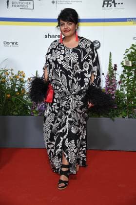 Sara Fazilat bei der Ankunft auf dem Roten Teppich zum DEUTSCHER FILMPREIS 2023 im Theater am Potsdamer Platz in Berlin am 12.05.2023