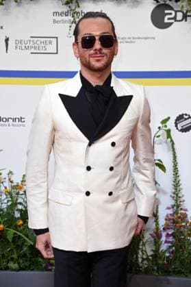 Riccardo Simonetti bei der Ankunft auf dem Roten Teppich zum DEUTSCHER FILMPREIS 2023 im Theater am Potsdamer Platz in Berlin am 12.05.2023