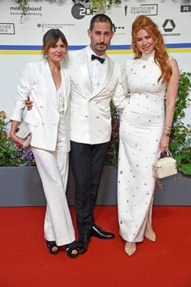 Jeanne Tremsal, Clemens Schick, Palina Rojinski bei der Ankunft auf dem Roten Teppich zum DEUTSCHER FILMPREIS 2023 im Theater am Potsdamer Platz in Berlin am 12.05.2023