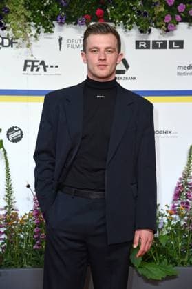 Jannis Niewoehner bei der Ankunft auf dem Roten Teppich zum DEUTSCHER FILMPREIS 2023 im Theater am Potsdamer Platz in Berlin am 12.05.2023
