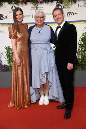 Alexandra Maria Lara, Claudia Roth, Florian Gallenberger bei der Ankunft auf dem Roten Teppich zum DEUTSCHER FILMPREIS 2023 im Theater am Potsdamer Platz in Berlin am 12.05.2023