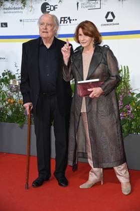 Senta Berger mit Ehemann Michael Verhoeven bei der Ankunft auf dem Roten Teppich zum DEUTSCHER FILMPREIS 2023 im Theater am Potsdamer Platz in Berlin am 12.05.2023