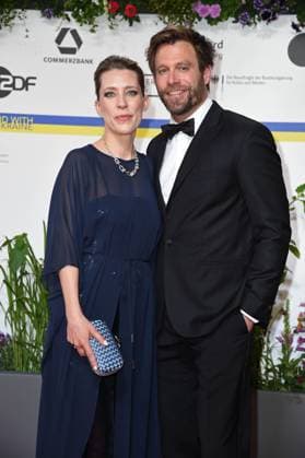 Ken Duken mit Ehefrau Marisa Leonie Bach bei der Ankunft auf dem Roten Teppich zum DEUTSCHER FILMPREIS 2023 im Theater am Potsdamer Platz in Berlin am 12.05.2023