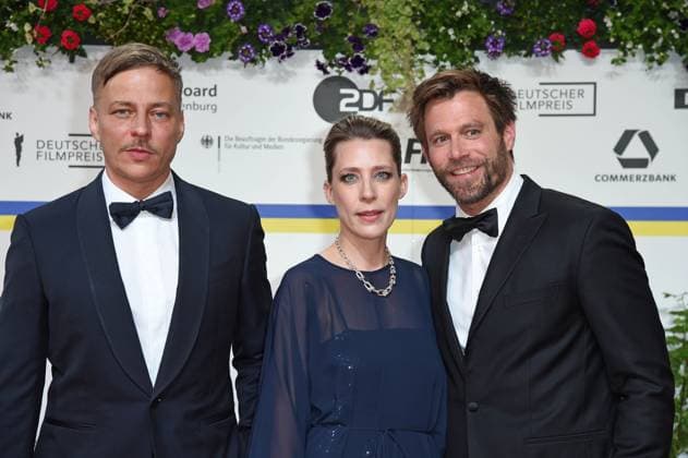 Tom Wlaschiha, Ken Duken mit Ehefrau Marisa Leonie Bach bei der Ankunft auf dem Roten Teppich zum DEUTSCHER FILMPREIS 2023 im Theater am Potsdamer Platz in Berlin am 12.05.2023