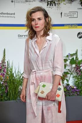 Karin Hanczewski bei der Ankunft auf dem Roten Teppich zum DEUTSCHER FILMPREIS 2023 im Theater am Potsdamer Platz in Berlin am 12.05.2023