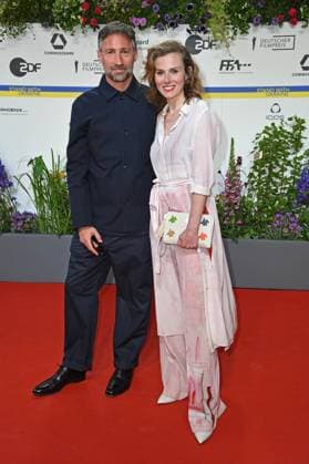 Benjamin Sadler, Karin Hanczewski bei der Ankunft auf dem Roten Teppich zum DEUTSCHER FILMPREIS 2023 im Theater am Potsdamer Platz in Berlin am 12.05.2023