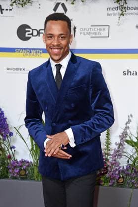Jerry Hoffmann bei der Ankunft auf dem Roten Teppich zum DEUTSCHER FILMPREIS 2023 im Theater am Potsdamer Platz in Berlin am 12.05.2023