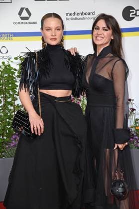 Sonja Gerhardt, Natalia Avelon bei der Ankunft auf dem Roten Teppich zum DEUTSCHER FILMPREIS 2023 im Theater am Potsdamer Platz in Berlin am 12.05.2023