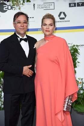 Anna Loos mit Ehemann Jan Josef Liefers bei der Ankunft auf dem Roten Teppich zum DEUTSCHER FILMPREIS 2023 im Theater am Potsdamer Platz in Berlin am 12.05.2023