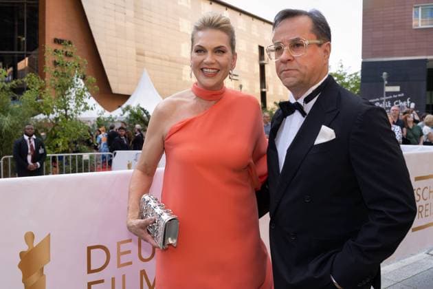 12.05.2023,Berlin,Deutschland,Deutscher Filmpreis 2023,Verleihung der Lola im Theater am Potsdamer Platz,Ankunft Ankunft Jan Josef Liefers sowie Anna Loos